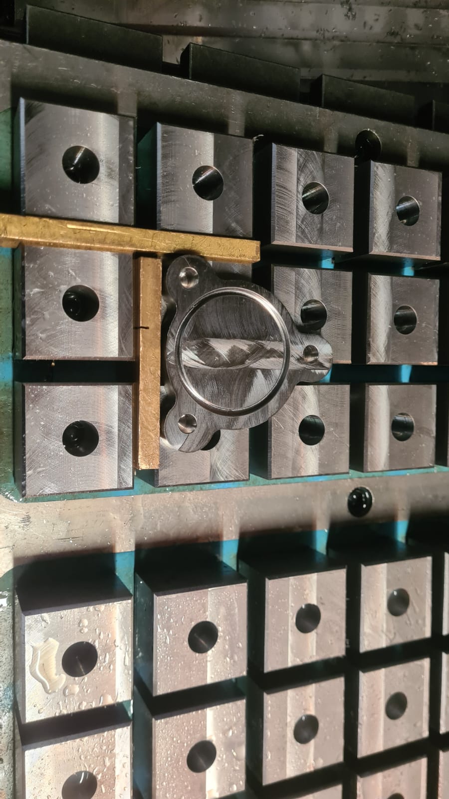 Plate with the gasket groove